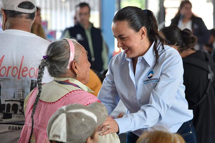 Karina Antuñano destacó la importancia de la entrega de este tipo de apoyos para impulsar la economía familiar.