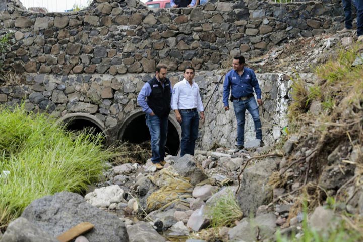 Roberto Sosa inspeccionó puntos de incidencias tras lluvias y recordó que 50 mil inmuebles se encuentran protegidos ante contingencias.