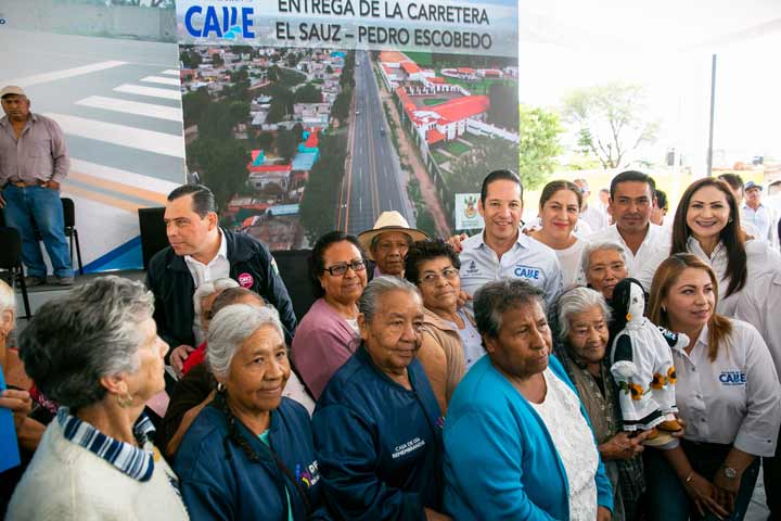 Francisco Domínguez entregó la carretera El Sauz-Pedro Escobedo