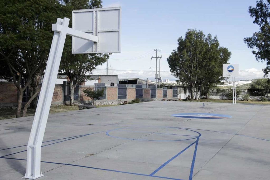 Entregan pares de tenis en Primaria Centenario Año de Zaragoza en Purísima de San Rafael