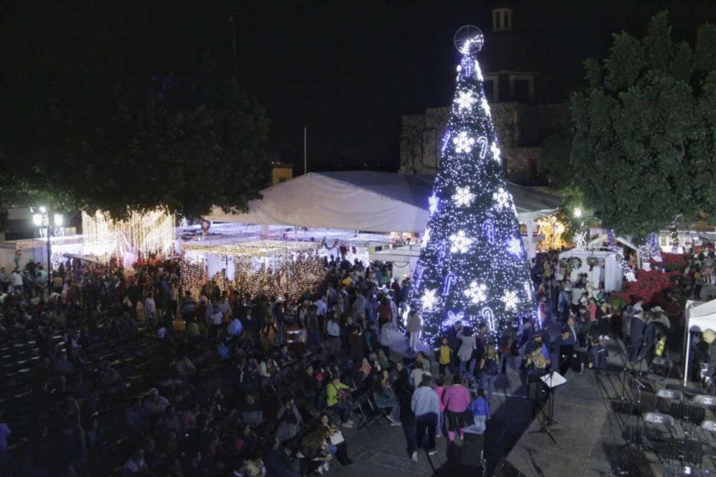 Encienden árbol navideño en Corregidora e inauguran Bazar Navideño del DIF