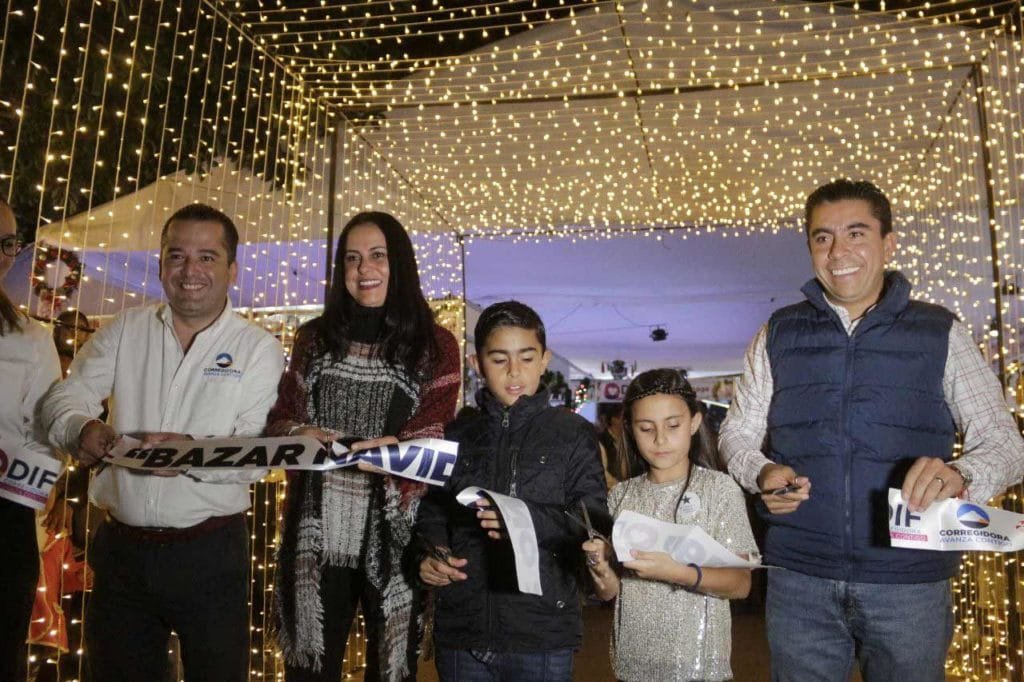 Encienden árbol navideño en Corregidora e inauguran Bazar Navideño del DIF