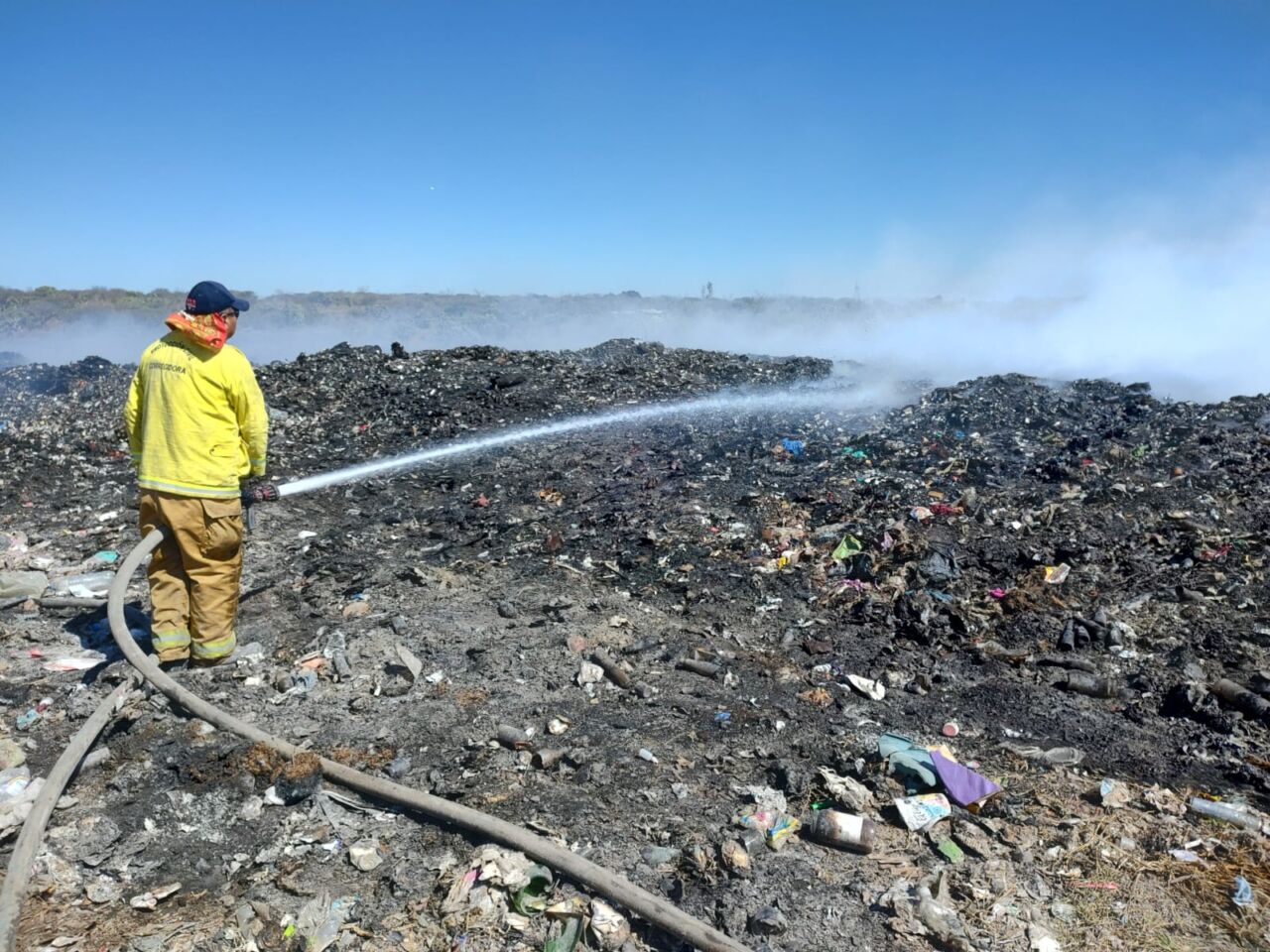 Está controlado incendio en relleno sanitario de Corregidora continúan