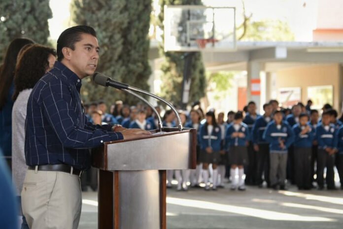 Corregidora e INEA desarrollan programa para acabar con rezago educativo, anunció Roberto Sosa