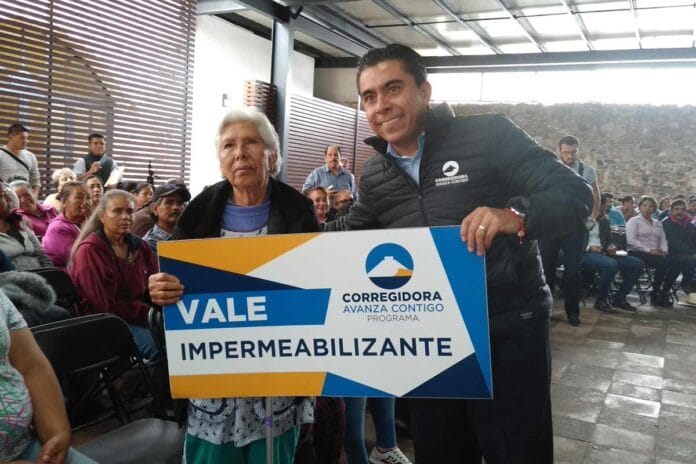 Roberto Sosa entregó apoyos para el mejoramiento de vivienda para habitantes de Corregidora