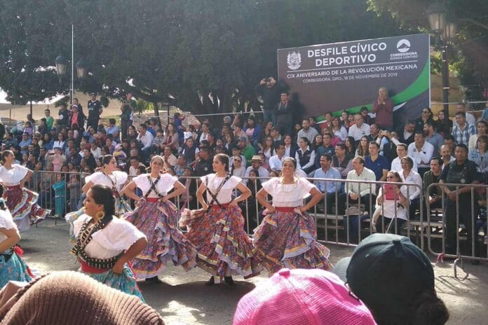 30 contingentes participan en desfile de la Revolución Mexicana, en Corregidora