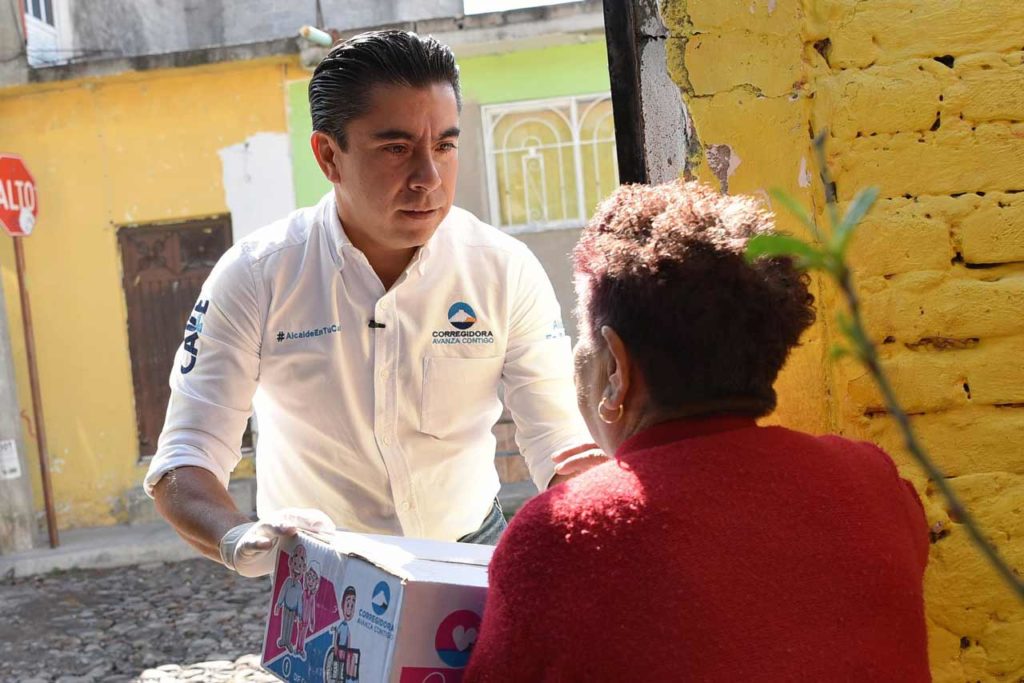 Entregan a adultos mayores de Corregidora despensas a domicilio para evitar concentraciones