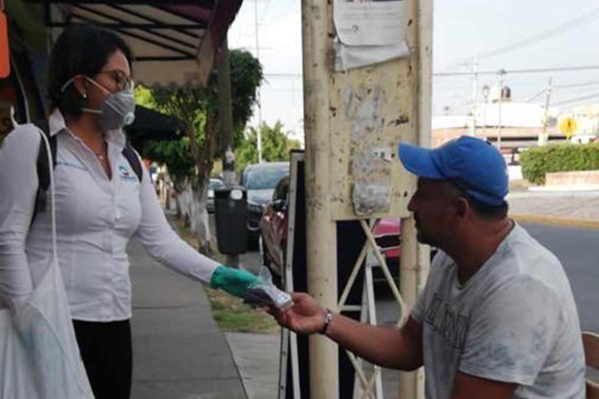 Entrega Corregidora de paquetes de cubrebocas con gel antibacterial a ciudadanos