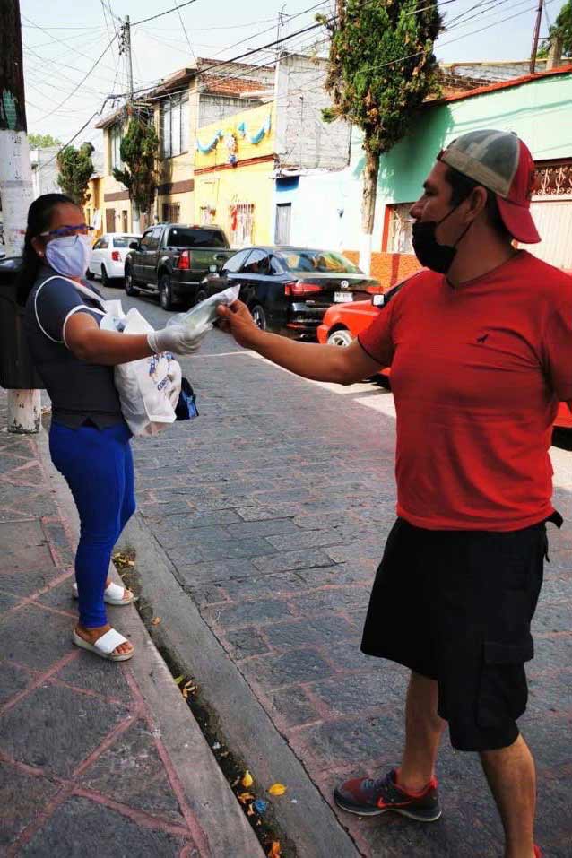 Entrega Corregidora de paquetes de cubrebocas con gel antibacterial a ciudadanos