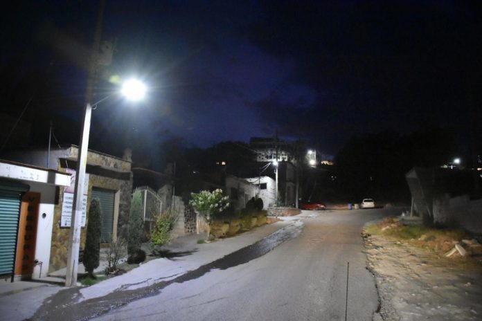 Instalan en Corregidora 111 nuevos puntos de luz a lo largo de 2 kilómetros