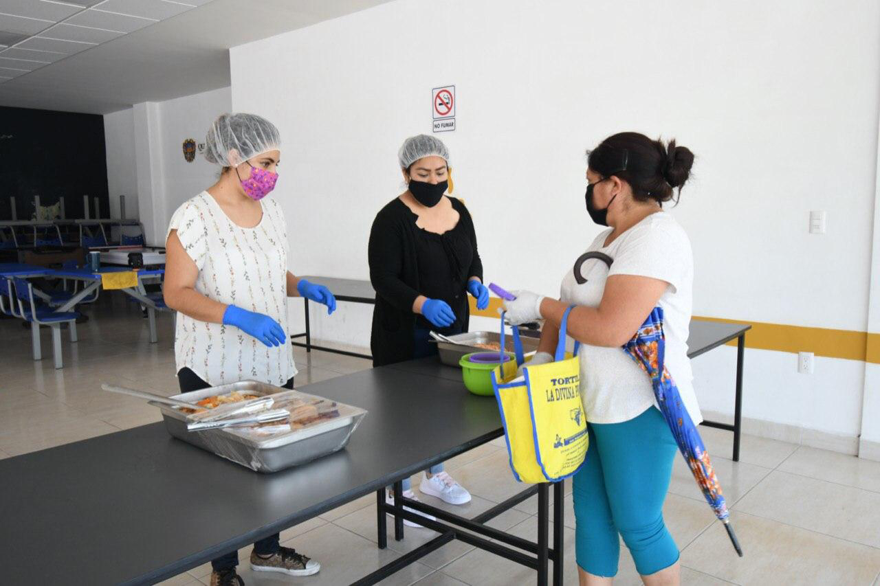 La Delegación Epigmenio González entrega comidas a población vulnerable