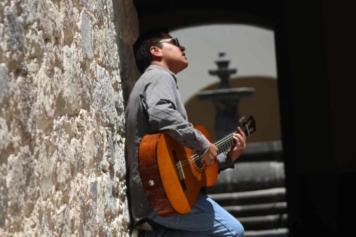 Toño Rodríguez, cantautor poblano que va de sus "Historias" a un sonido "Troversatil"