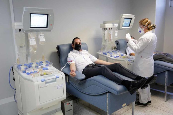 Francisco Domínguez es el primer donador de plasma en Querétaro