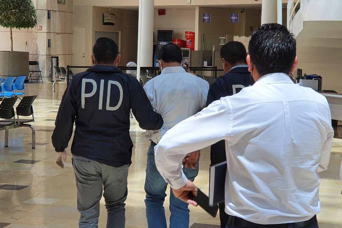 Fiscalía del Estado detiene a servidor público en funciones por presunta defraudación a ciudadano, municipio de Querétaro coopera con detención