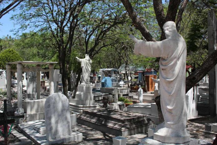 Panteones municipales permanecerán cerrados este Día del Padre