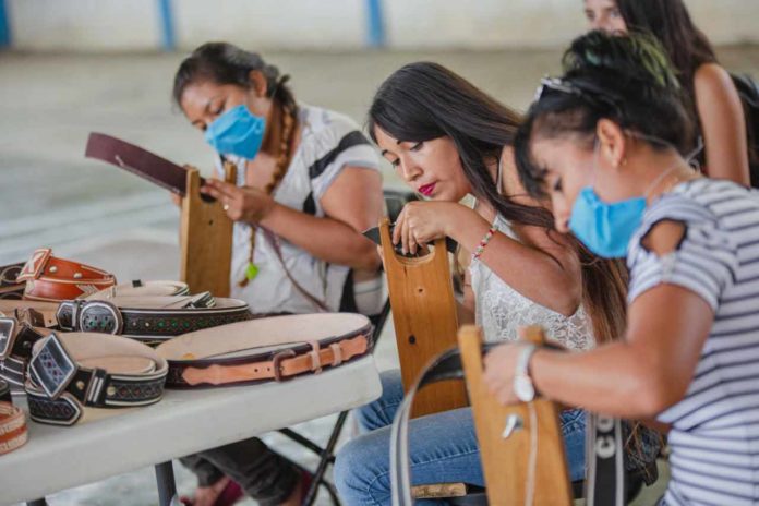 Jóvenes serranos aprovechan su beca de capacitación, que otorga el Gobierno de México