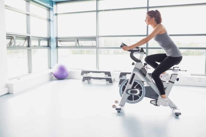 Beneficios de una clase de ciclismo indoor, músculos trabajados y consejos