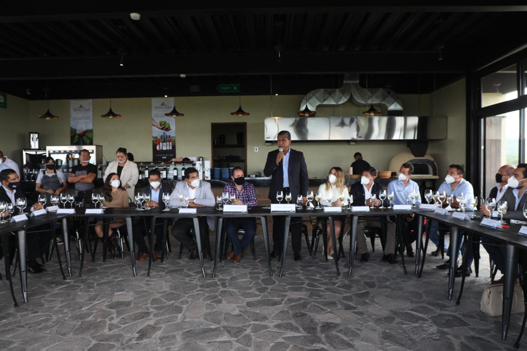 Colón confirma alianzas con colegios y cámaras queretanas