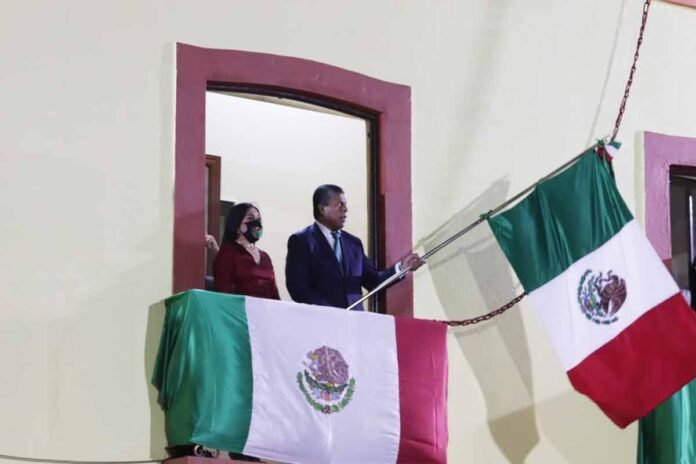 En la explanada interior de la Presidencia Municipal de Colón, el Presidente, Filiberto Tapia Muñoz celebró grito conmemorativo