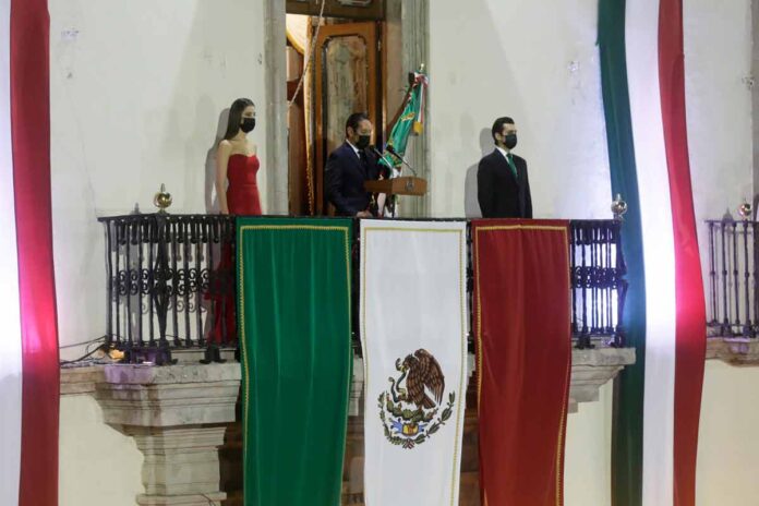 “¡Viva nuestro heroico personal de salud!”, vitorea Francisco Domínguez en el Grito de Independencia, reconoce su labor por México