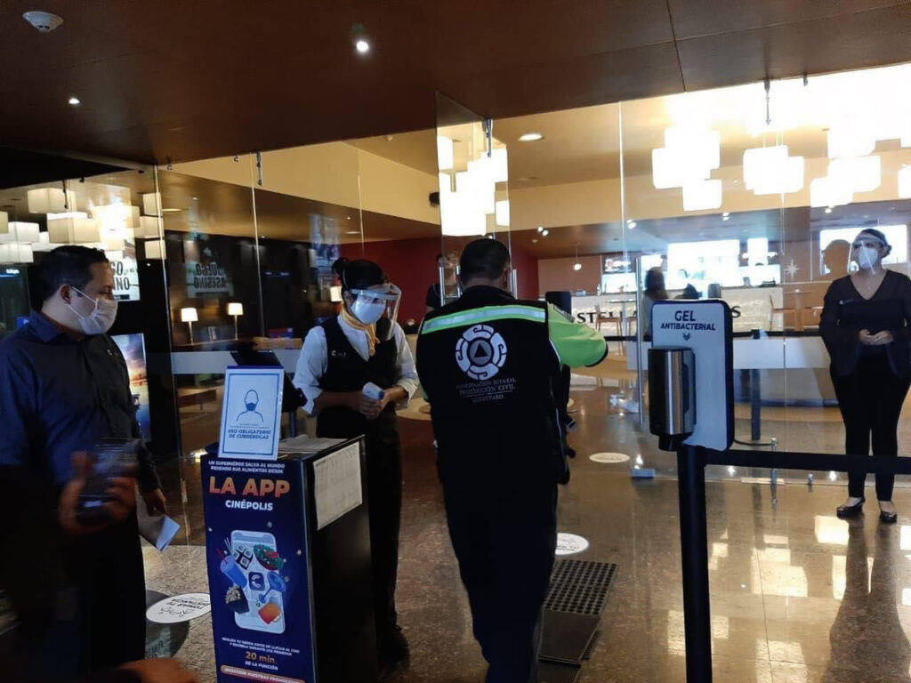 Ante reapertura con restricciones, supervisan medidas sanitarias en cines de Querétaro