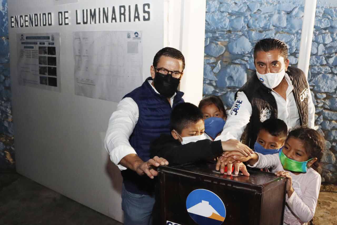 Entrega Roberto Sosa ampliación de red de alumbrado público en la colonia Zapata