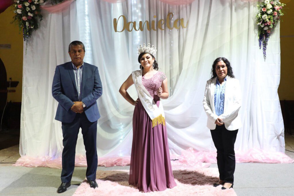 Coronan a Daniela I en el Municipio de Colón, Reina de la Raza 2020