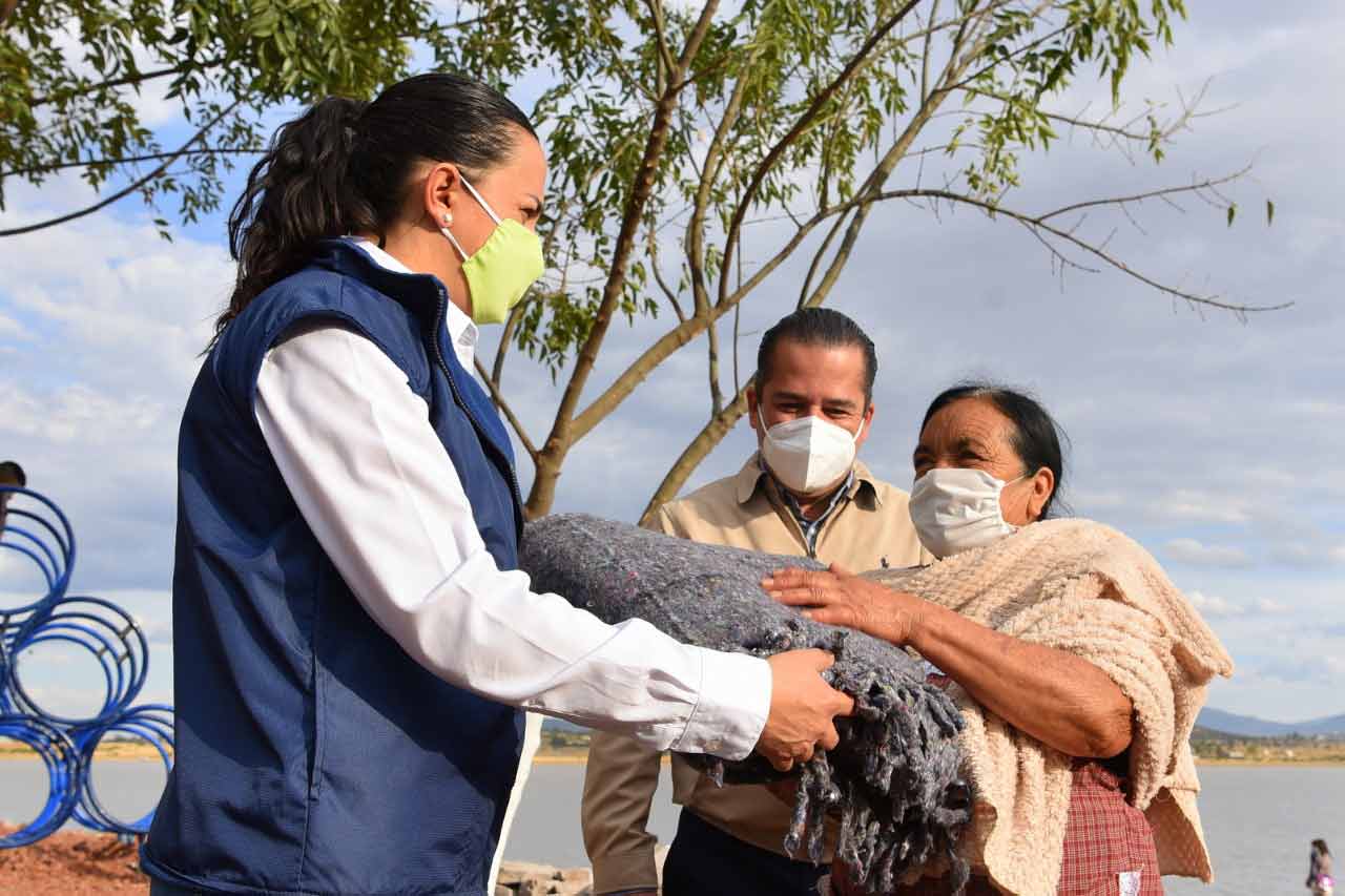 Concluye la entrega de cobijas en Corregidora, recaudaron cerca de 5 mil cobijas