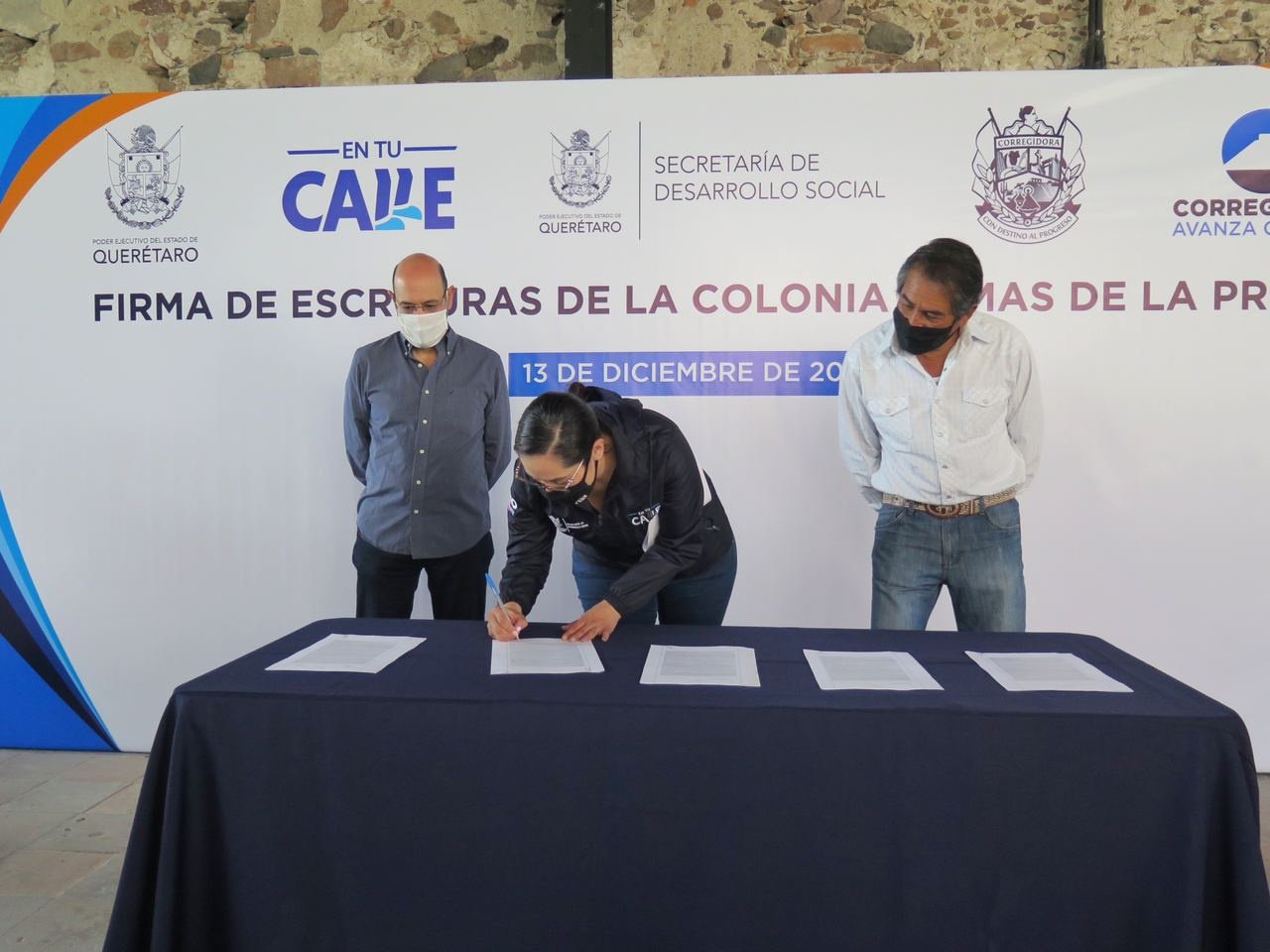 Firman escrituras para regularizar viviendas de Lomas de la Presa