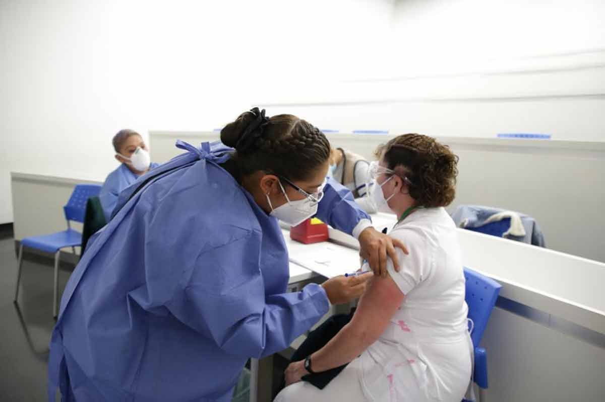Continúa jornada masiva de vacunación a personal que atiende COVID-19 en el IMSS