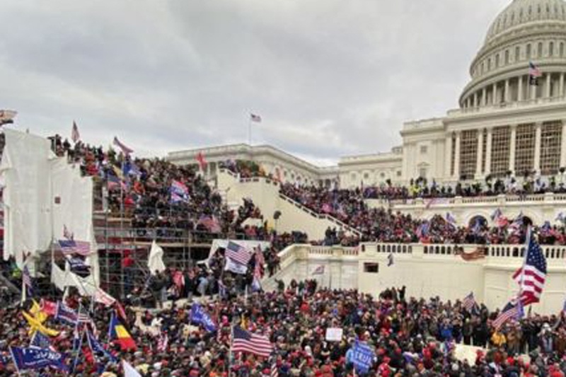 Disparos, símbolos racistas y caos asaltan el Capitolio de Estados Unidos