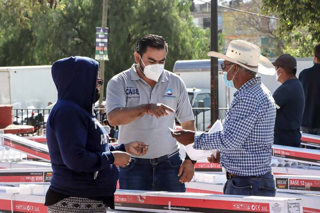 Corregidora realizó la primera etapa de entrega de calentadores solares 2021