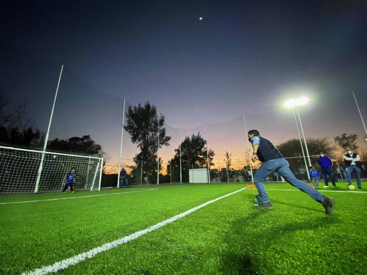 Corregidora apuesta por el deporte, entregan cancha de futbol en Tejeda