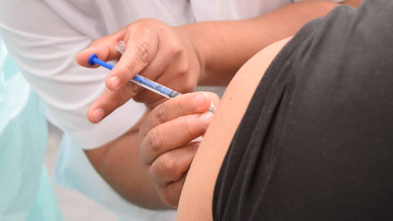 Vacuna de Pfizer y Moderna puede prevenir Covid-19 grave y contagio, según estudio