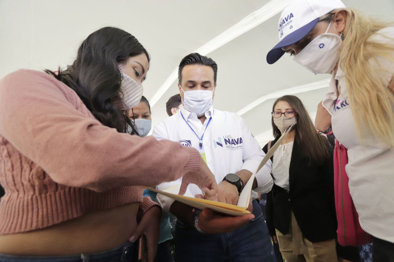 Más becas, ampliar transporte gratuito y más oportunidades de desarrollo para jóvenes, se compromete Nava