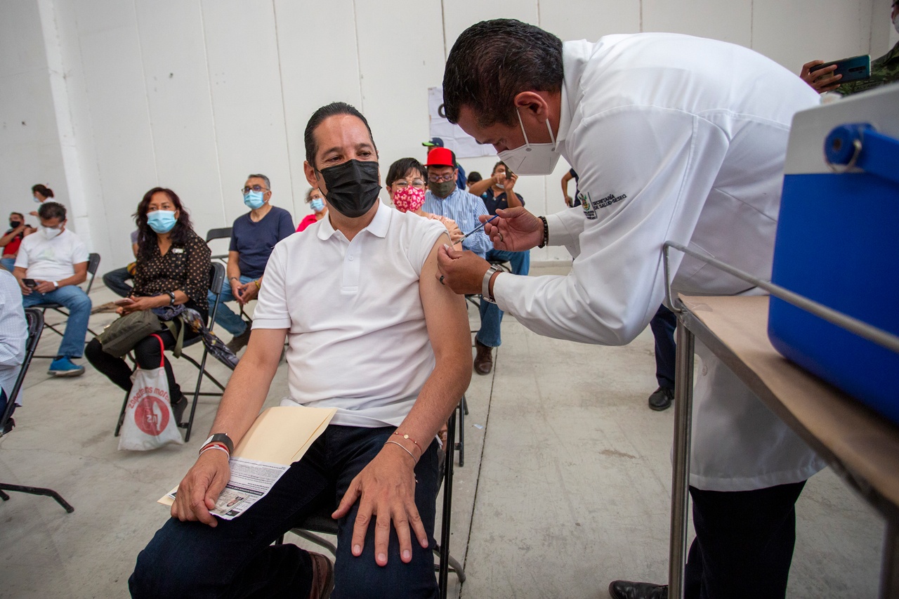 Se vacuna Francisco Domínguez contra el COVID-19