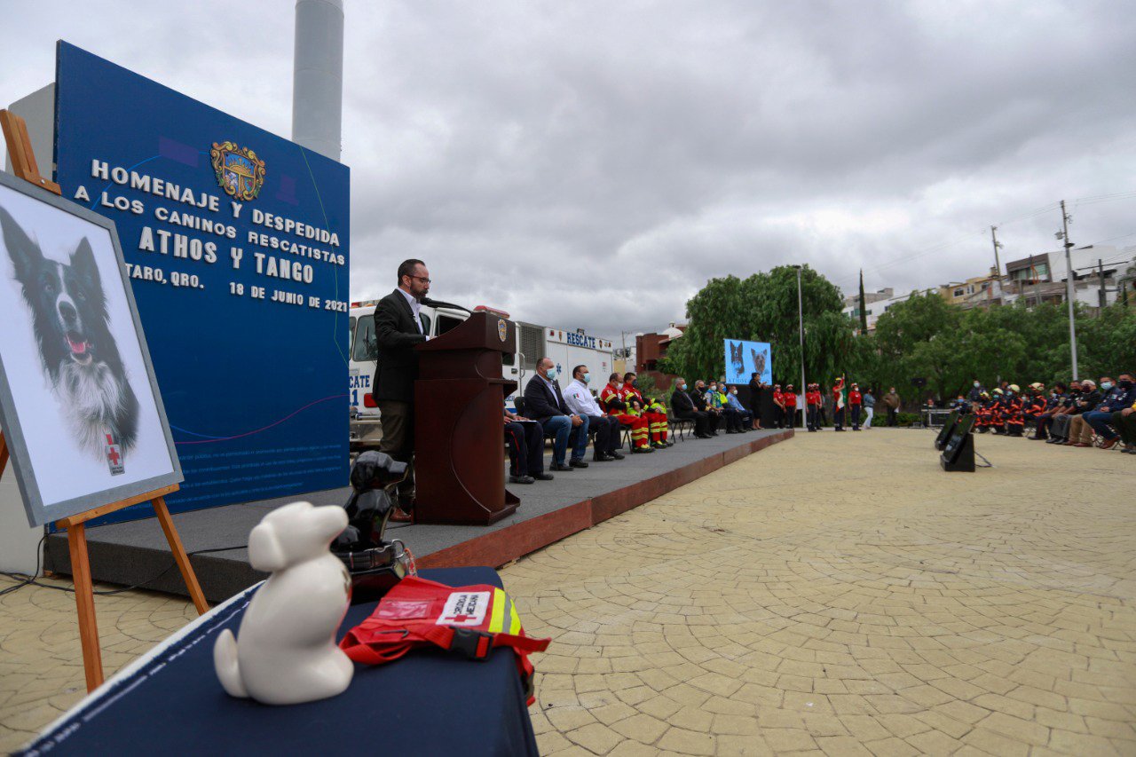 Municipio de Querétaro participó en homenaje a los caninos Athos y Tango