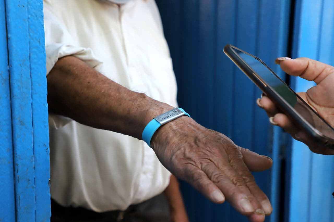 Han entregado 381 brazaletes a adultos mayores en municipio de Querétaro