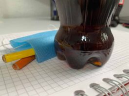 Para faltar a clases, niños falsifican pruebas Covid-19 positivas con refresco