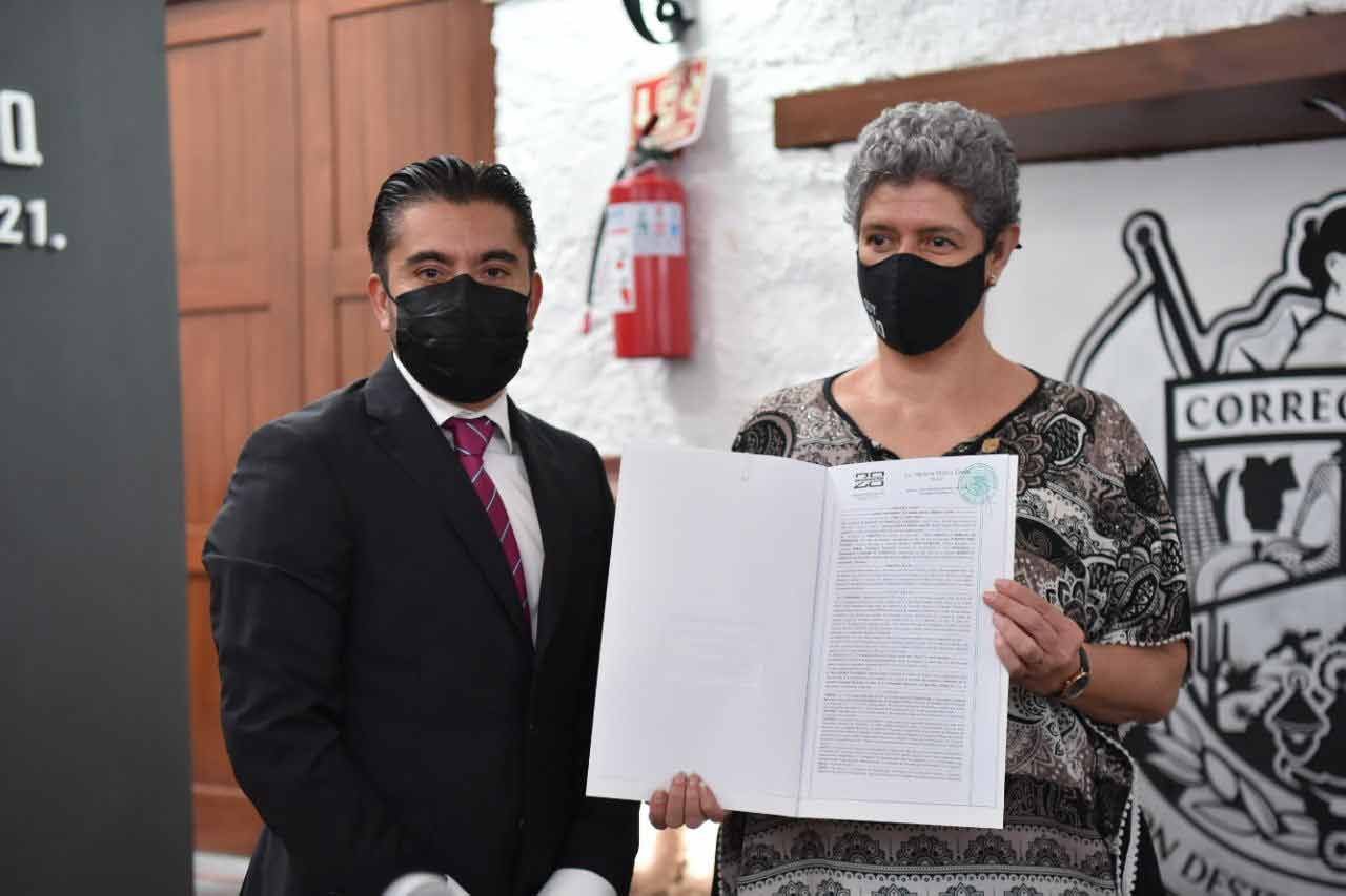 Corregidora entrega escrituras de terreno donado a la UAQ para nueva preparatoria