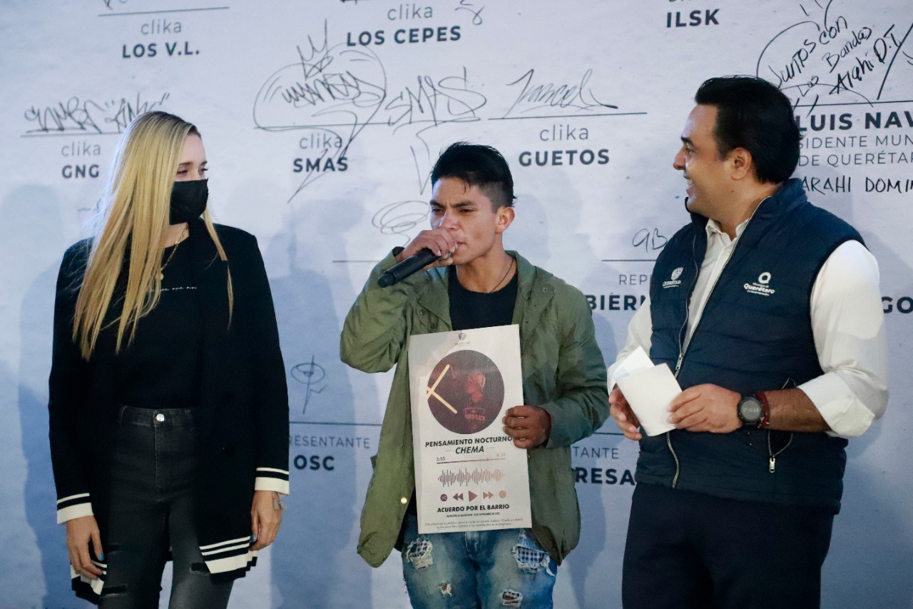 Acompaña Luis Nava a jóvenes en la firma del Acuerdo por el Barrio