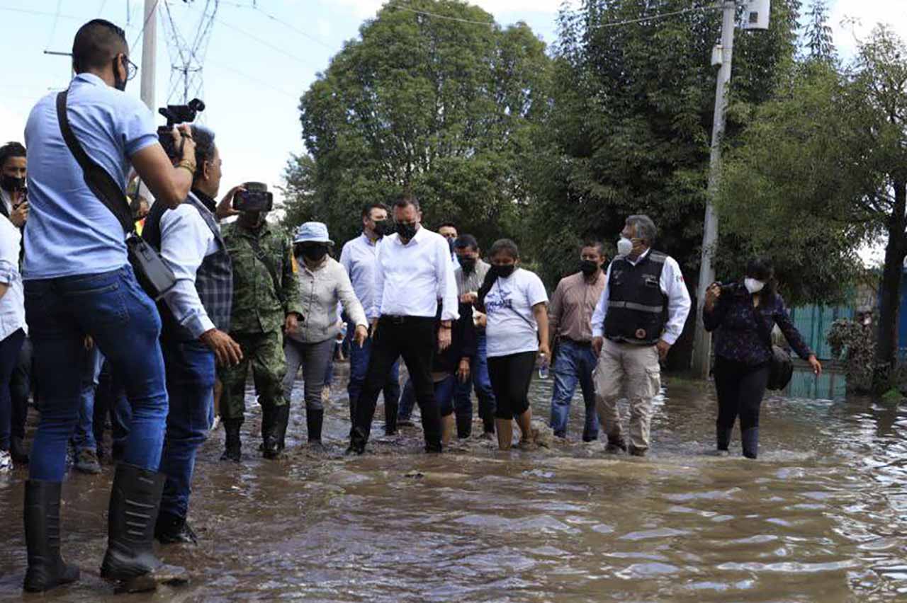 Recorre Mauricio Kuri zonas afectadas por inundaciones en San Juan del Río