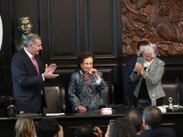 Llama Ifigenia Martínez a la unidad nacional al recibir la medalla Belisario Domínguez