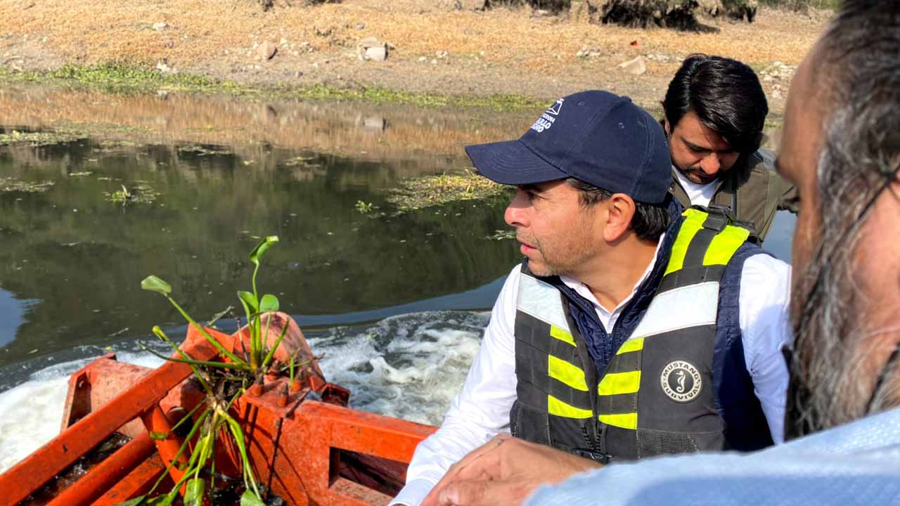 Supervisan trabajos de limpieza en la presa El Batán