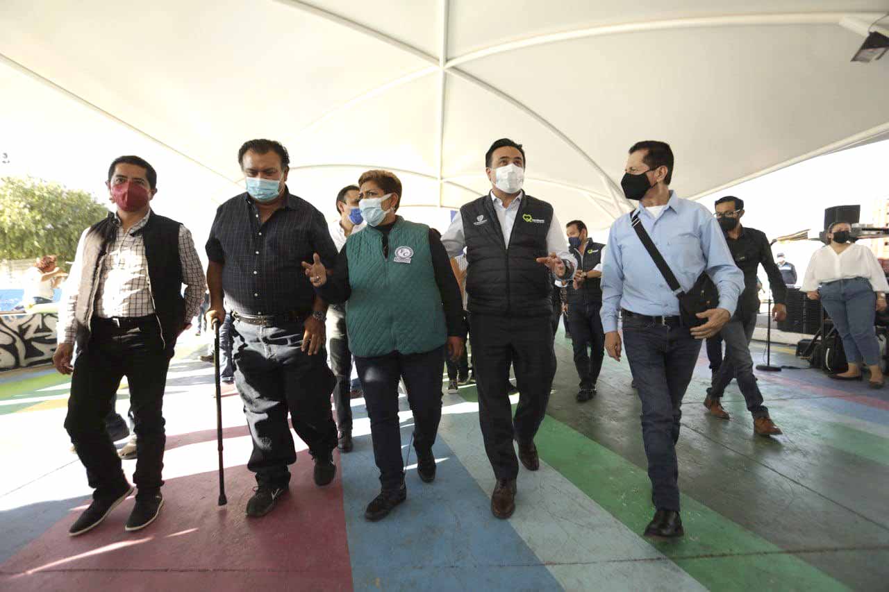 Entrega Luis Nava lonaria en Tianguis Molineros