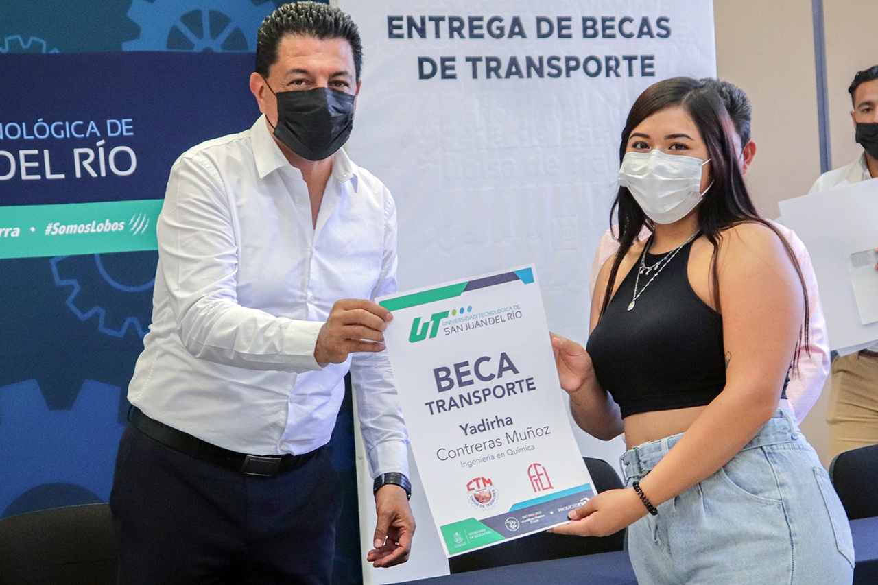 UTSJR y Transportistas becan a estudiantes de San Juan del Río