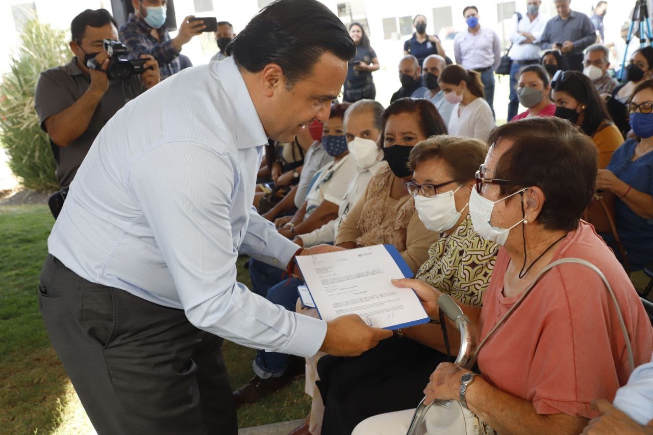 Entrega Luis Nava 118 contratos de agua individuales en el Fraccionamiento Viñedos