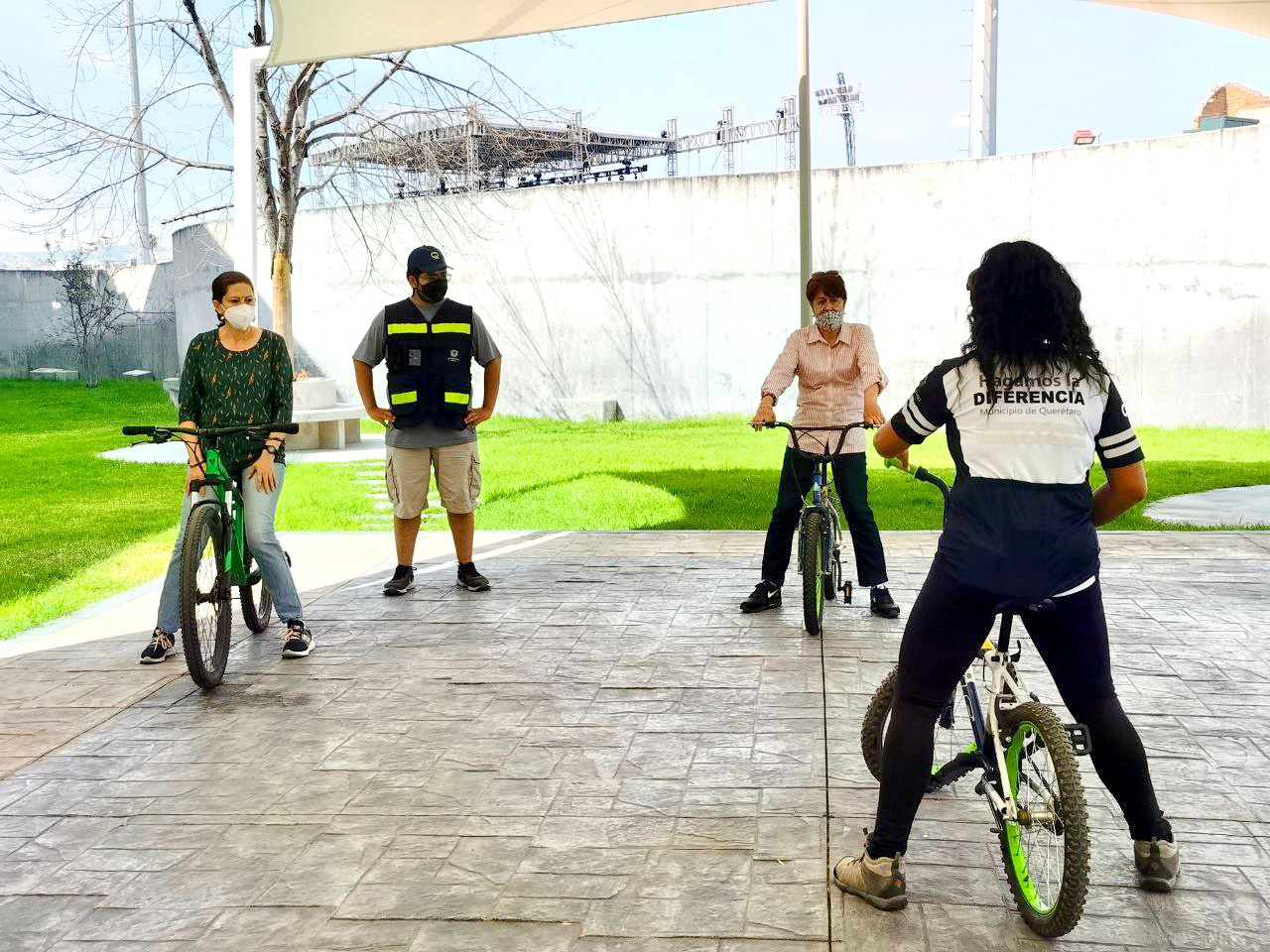 Dan el banderazo de salida a La Escuela de la Bici del "Gómez Morín"