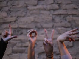 ¿Abrir paso al poliamor? Facebook permitiría a usuarios agregar más de una pareja