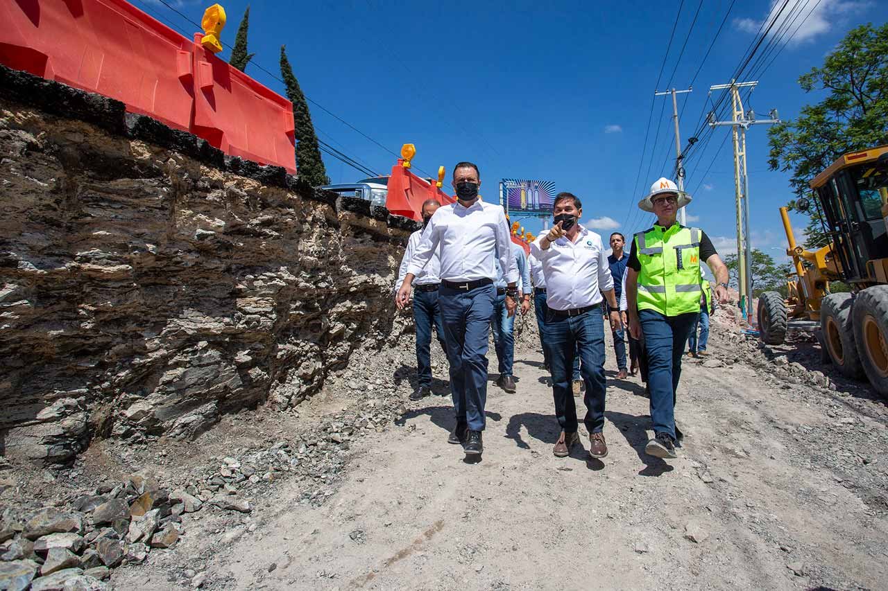 Como parte de las acciones que se realizan en materia de movilidad, el gobernador de Querétaro, Mauricio Kuri González, visitó la obra del Paseo Superior Vehicular de la intersección del Blvd. Bernardo Quintana y Av. Sombrerete, el cual reducirá la carga vial en la zona, promoviendo orden y seguridad en los traslados.     El proyecto, que reporta un avance del 16 por ciento y se espera se concluya en el mes de octubre, cuenta con una inversión de 122 millones de pesos, mismo que beneficiará a cerca de un millón de habitantes. A la supervisión también asistió el jefe de Gabinete, Rogelio Vega Vázquez Mellado; el secretario Particular, Josué Guerrero Trápala; el secretario de Desarrollo Urbano y Obras Públicas, Fernando González Salinas; la coordinadora general de la Comisión de Estatal de Infraestructura, Sonia Carrillo Rosillo; entre otros.